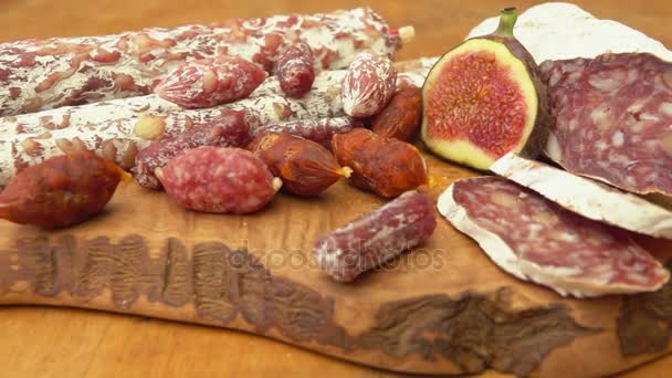 Close up uncooked jerked sausages and figs — Stock Video