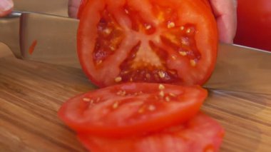Gemide bıçakla domates Dilimleme
