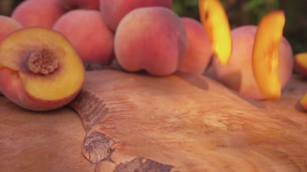 Персиковые ломтики падают на доску — стоковое видео