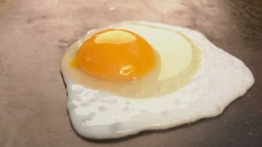 Sahanda yumurta taş yüzeyi