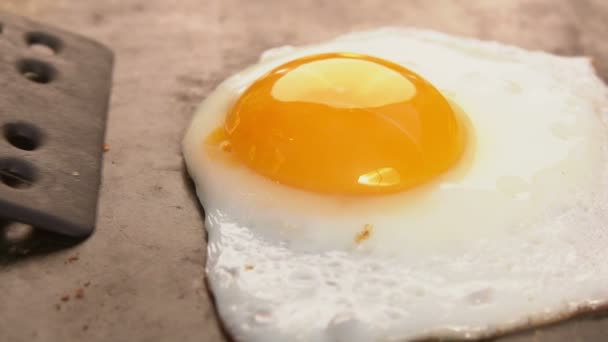 Cook ramasse les œufs frits du gril en pierre 