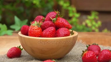 Bir tabloda bir kapta taze çilek