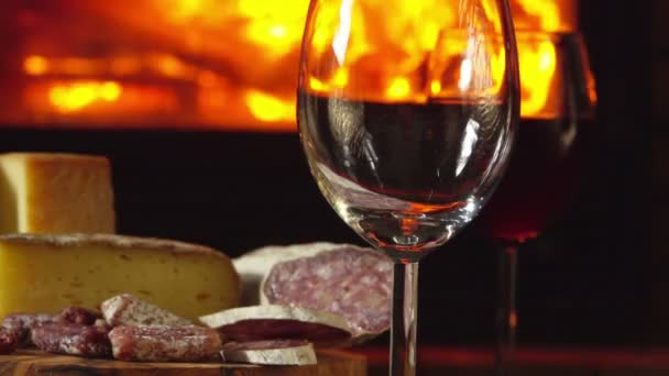 Rode wijn wordt gegoten in glazen — Stockvideo