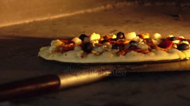 Cook zeytin ve fırın içinde jambon pizza döner