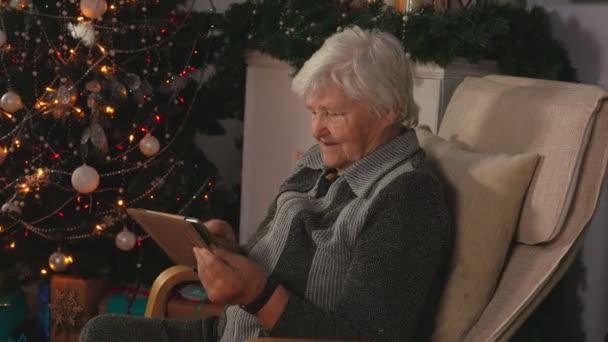 老年妇女阅读平板电脑上的邮件 — 图库视频影像