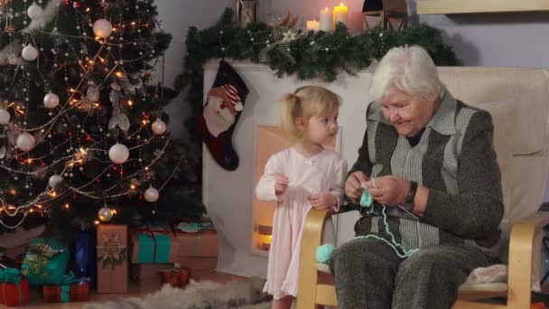 Abuela enseña a tejer a su nieta — Vídeos de Stock