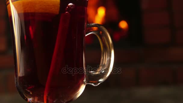 Paus de canela caindo de cima em uma caneca agradável de vinho quente — Vídeo de Stock