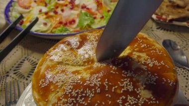 Puf böreği geyik eti çorba gelen bıçak kesiyor