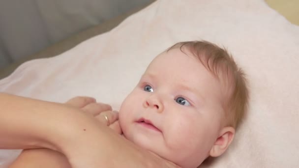 Mamá masajes babys vientre — Vídeo de stock