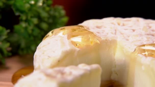 Bal ile sulanan Fransız peynir — Stok video
