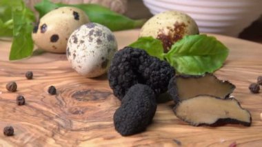 siyah truffles ve bıldırcın yumurtası ahşap oyun tahtası