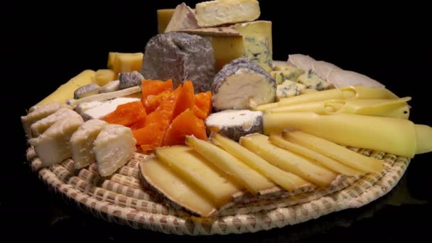 黒の背景にプレートにおいしいフランス チーズ — ストック動画