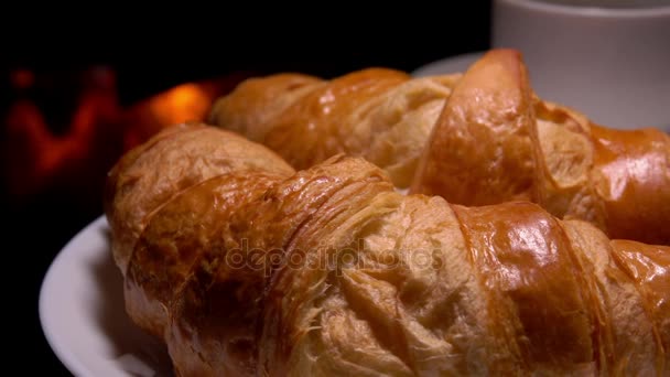 Croissants recém-assados com café no café da manhã — Vídeo de Stock