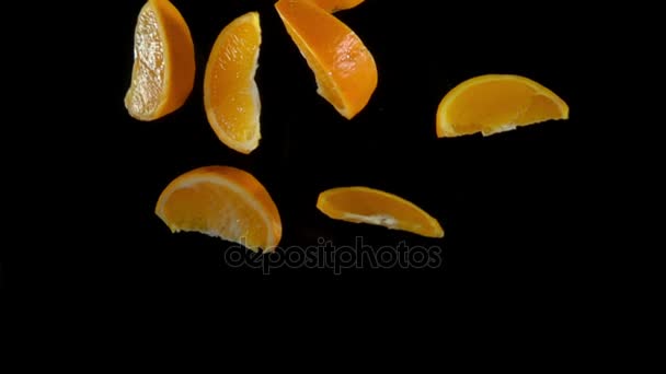 Кусочки апельсина отскакивают от камеры — стоковое видео