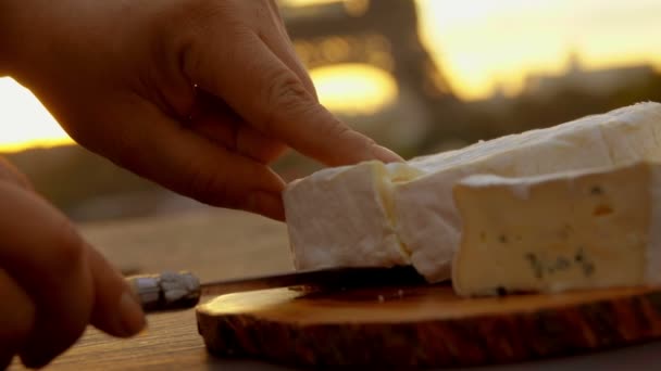 Primer plano de la mano tomar un queso Camembert — Vídeos de Stock