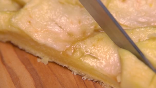 Messer schneidet ein Stück Apfelkuchen — Stockvideo
