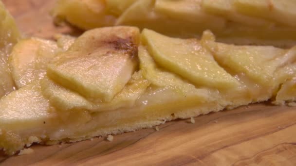 Вилка щиплет кусок яблочного пирога — стоковое видео