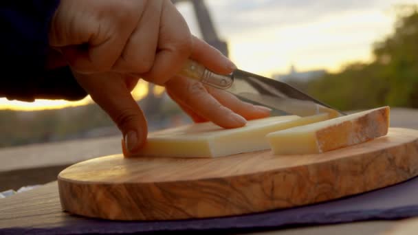 Nahaufnahme von Händen, die ein Stück Parmesan stechen — Stockvideo
