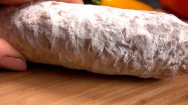 Acılı Sosis füme bir parça bıçak kesiyor