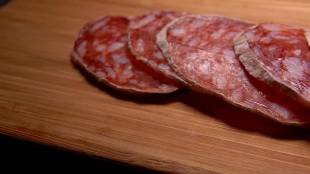 Garfo leva um pedaço de salsichas masturbadas não cozidas — Vídeo de Stock