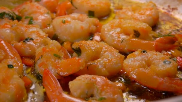 Cocinar camarones en una sartén — Vídeo de stock