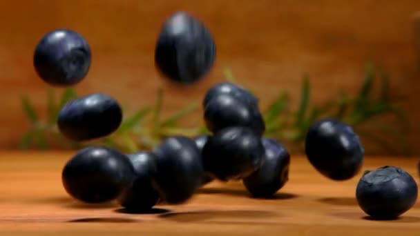 蓝莓落和木桌上卷 — 图库视频影像