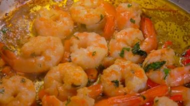 Tava üzerinde karides kavrulmuş