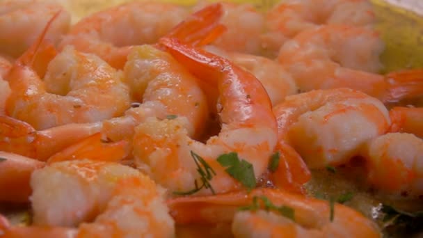 Sliced green leaves on a frying pan with shrimp — Stock Video