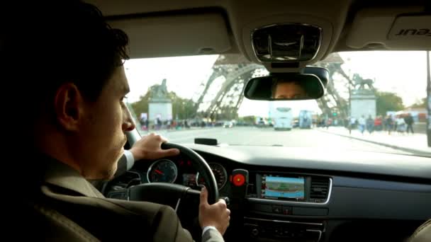 Conductor en el coche se mueve a la Torre Eiffel — Vídeo de stock