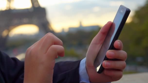 Menino de chapéu está lendo mensagens no smartphone — Vídeo de Stock