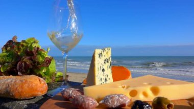 Peynir ve şarap ile Atlantik kıyısında piknik