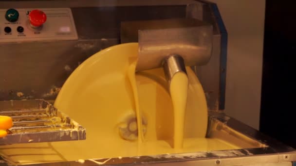 Machine à chocolat disque rotatif avec chocolat blanc — Video