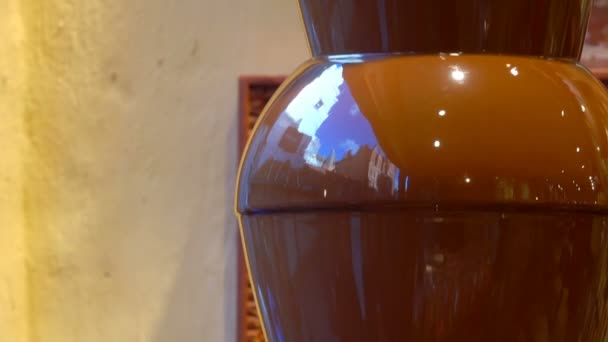 Фонтан в витрине шоколадной лавки — стоковое видео