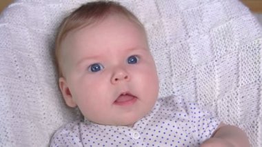Mavi gözlü bebek bir taraftan diğerine görünüyor