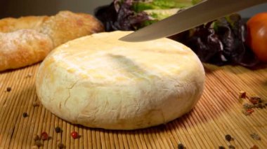 Brebis baş koyun peyniri bıçak ile kesmek