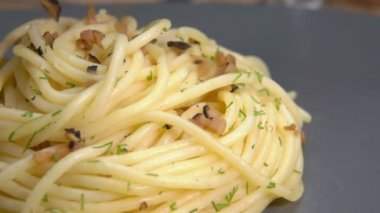 siyah trüf spagetti üzerinde düşen küçük küpler