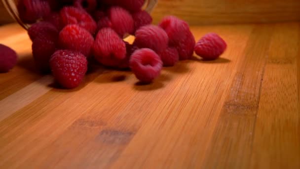 成熟的红莓从柳条篮子里倒出来 — 图库视频影像