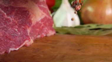 Ahşap bir yüzeye düşen biber karışımı