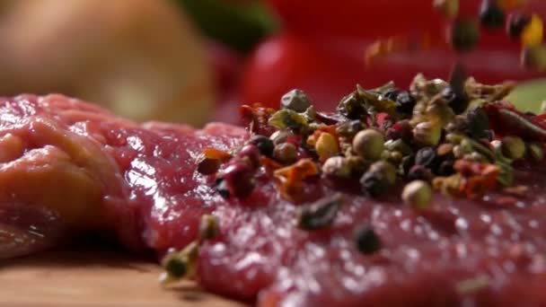 Blandning av paprika som faller på en nötstek — Stockvideo