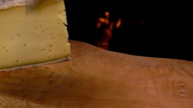Bir ahşap tahta üzerine düşen katı koyun peyniri dilimleri
