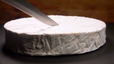 Bıçak yuvarlak brie peyniri bir sektör açmaktadır