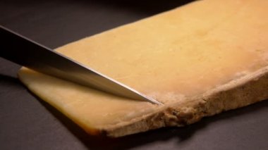 Zor Fransızca bir gemide kesmek Parmesan peynir