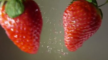 İki ıslak çilek birbiriyle çarpıştı