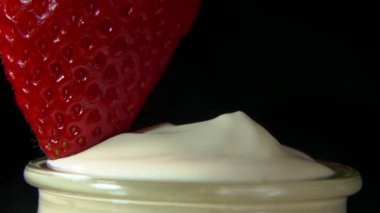 Krem şanti bir kavanoza daldırma çilek