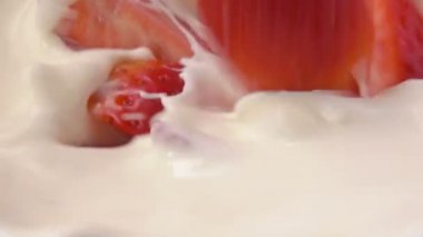 Krem şanti ile kavanoza düşen çilek parçası