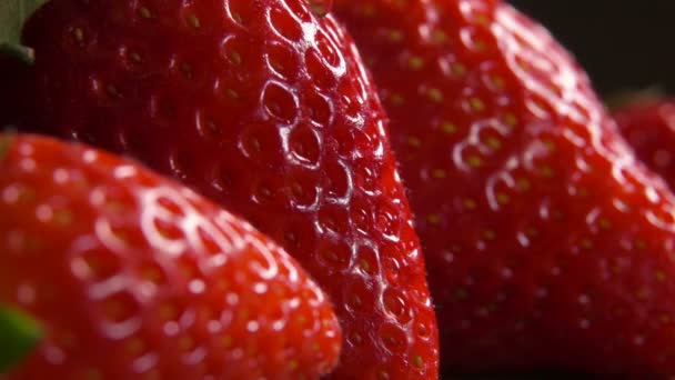 Gota de agua goteando sobre grandes fresas maduras — Vídeo de stock