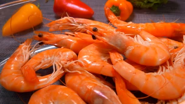 Mão leva camarão suculento brilhante de uma tigela — Vídeo de Stock