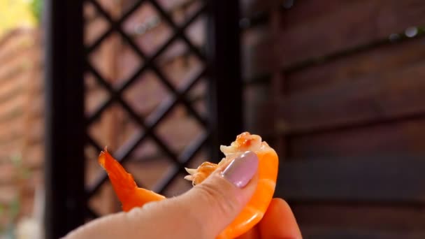 Крупним планом апельсинові креветки очищені в жіночих руках — стокове відео