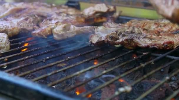 Stukje lam-steak omgedraaid op de grill. — Stockvideo
