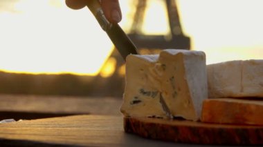 El cutsing bir parça Bresse Bleu peynir